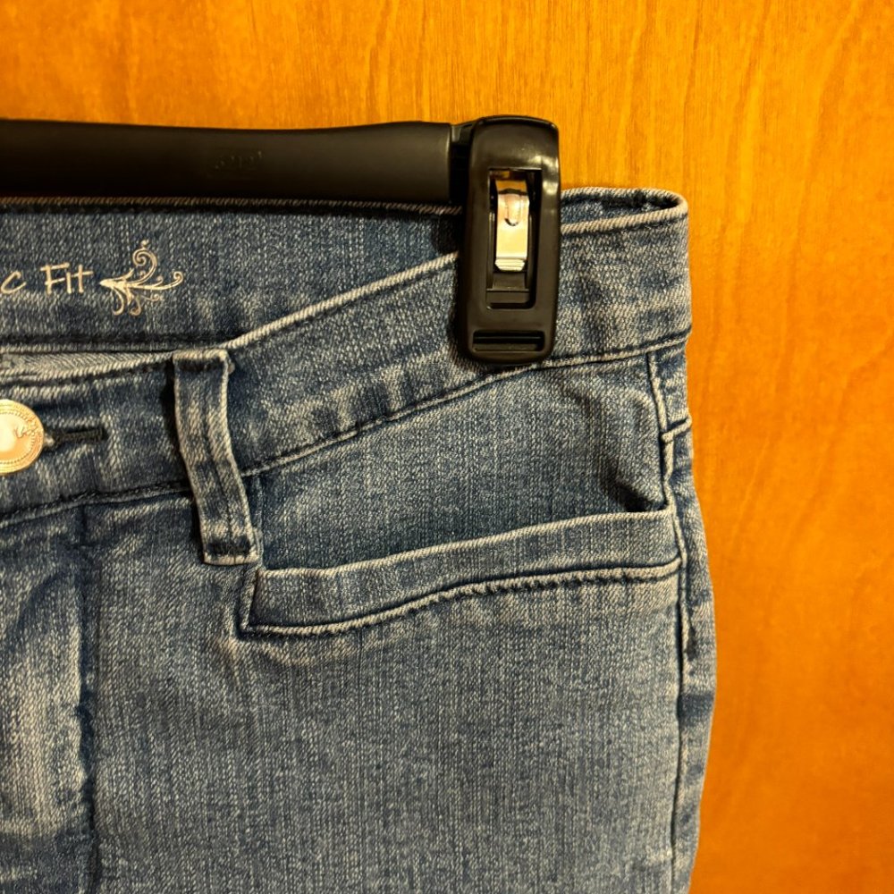 Lee‎ Classic Fit Capris, Blue, size 6P - Picture 5 of 14